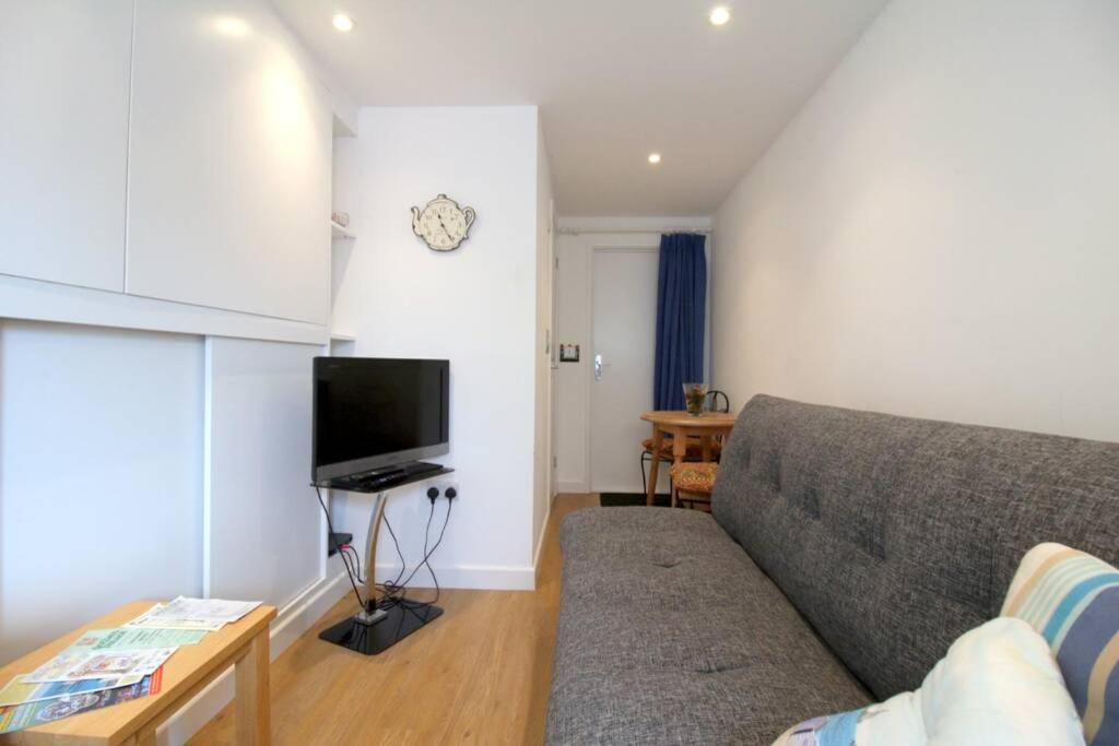 Pebbles Apartment By Air Premier Seaford Exterior photo